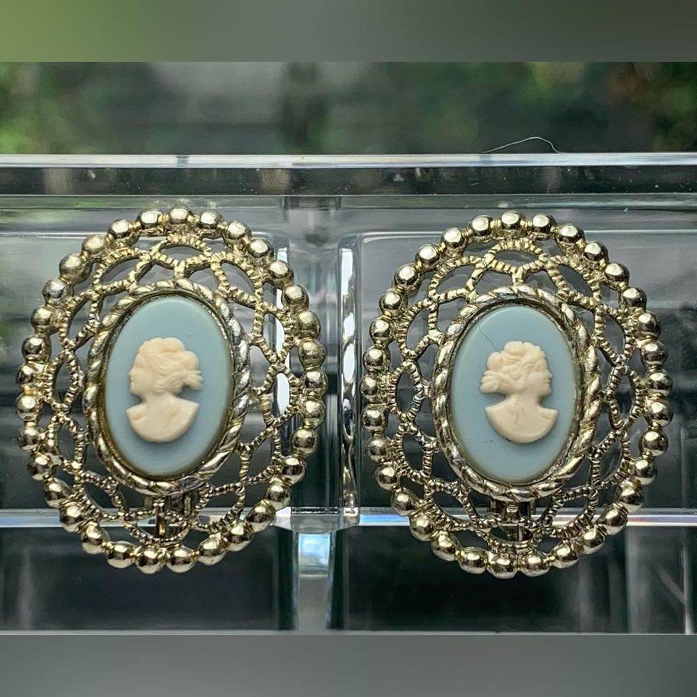 Sarah Coventry Silver-Tone Blue Cameo Clip-On Earrings – 1.25”